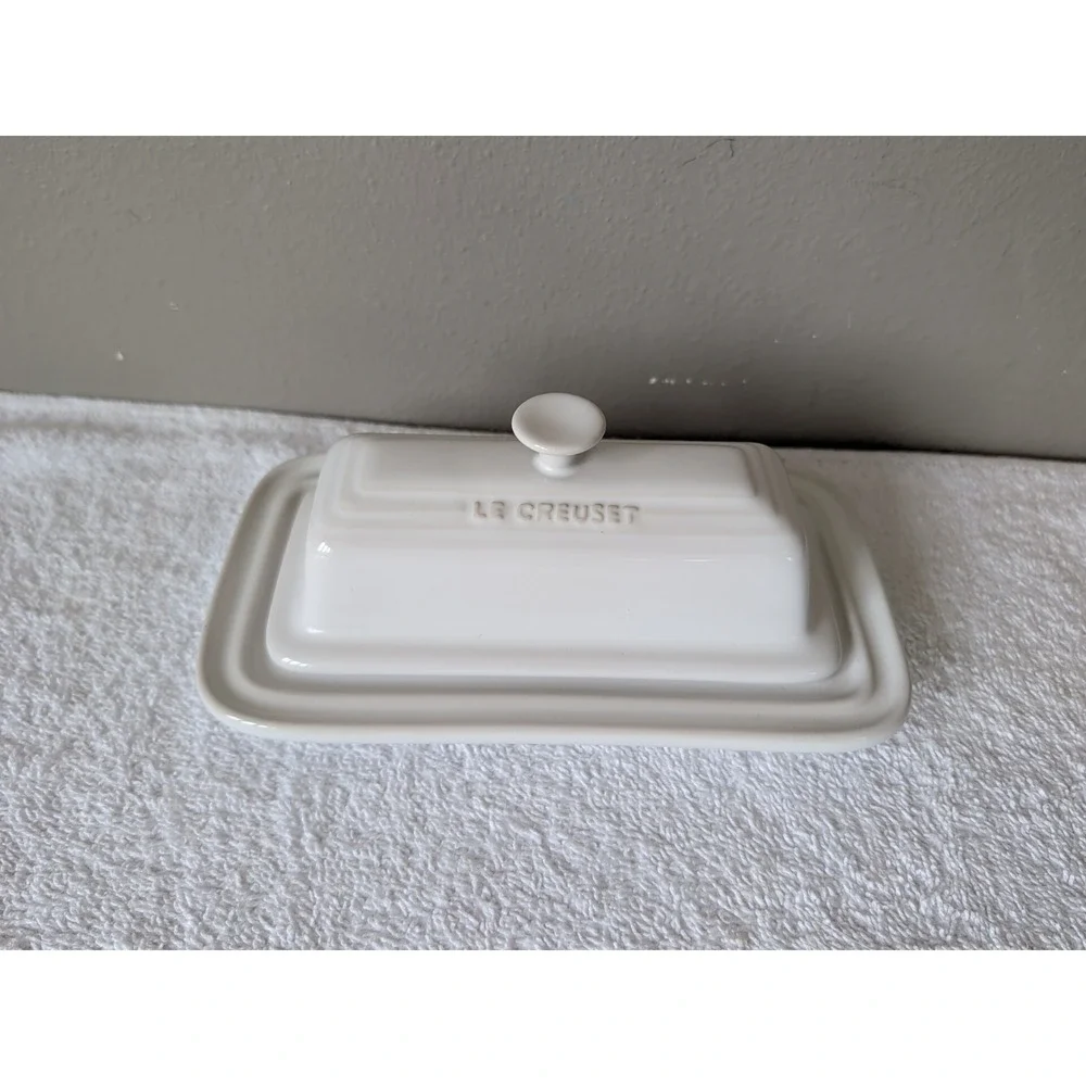 Le Creuset Stoneware 1/4 Lb Stick Butter Dish With Knob Lid Cotton White CHIP